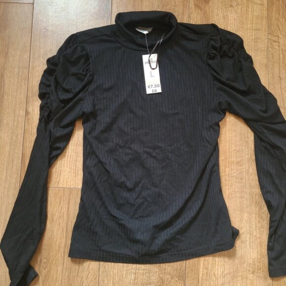 Size large ladies new top - Picture 3 of 3